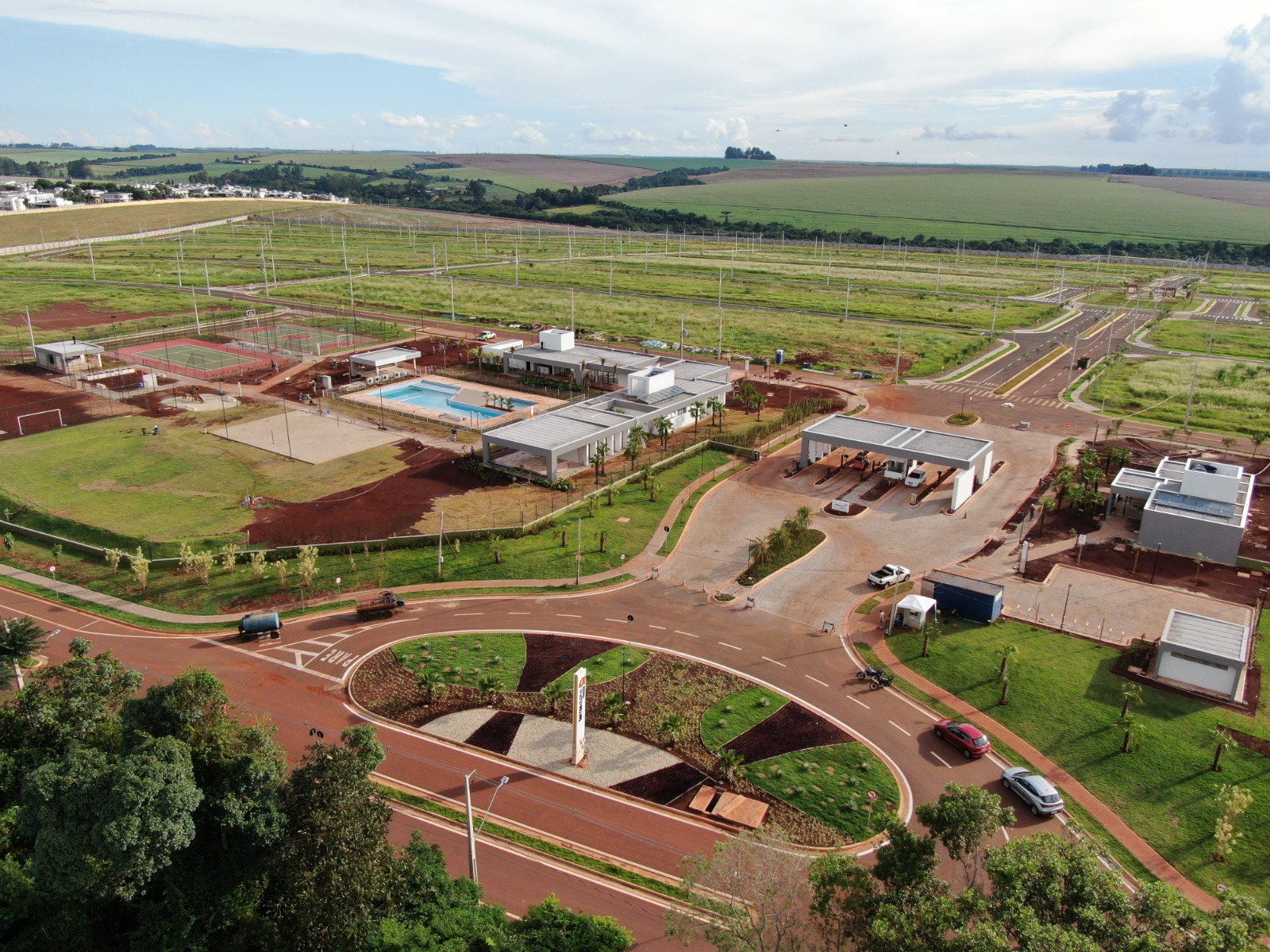Condomínio Alphaville - Entrada e áreas comuns - imagem de drone Condomínio Alphaville - Entrada e áreas comuns - imagem de drone